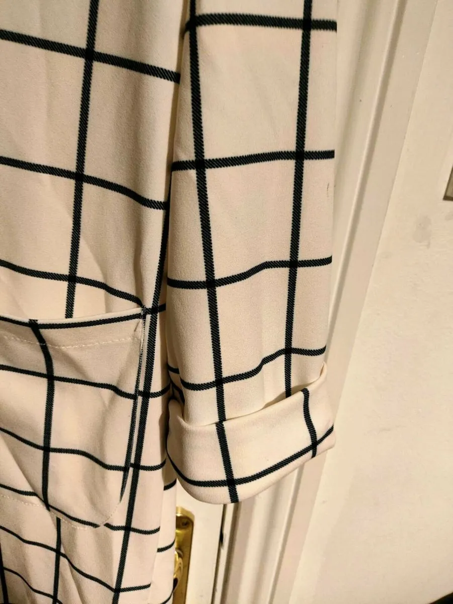White & Black Grid Print Coat – New Look – Size S - Image 2