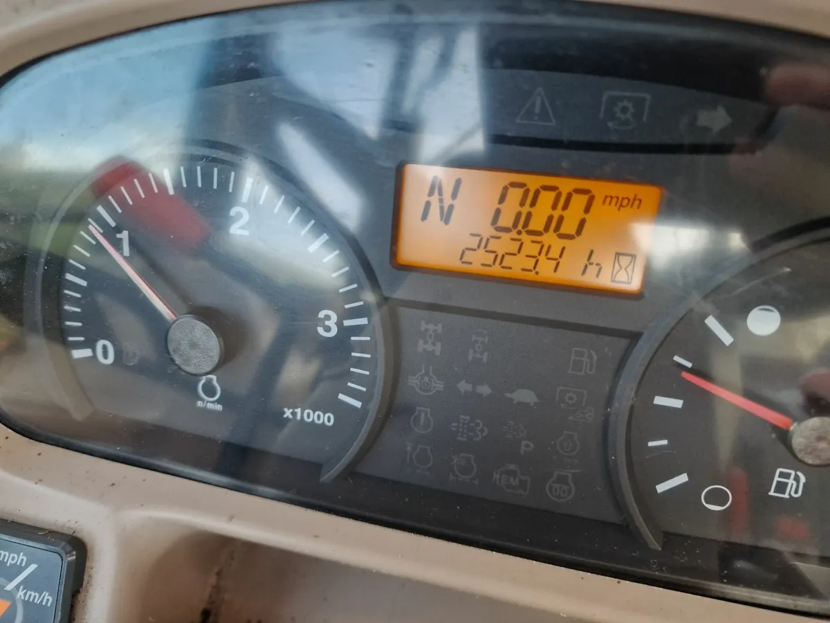 Kubota M6060 60hp Compact Tractor with Loader - Image 4