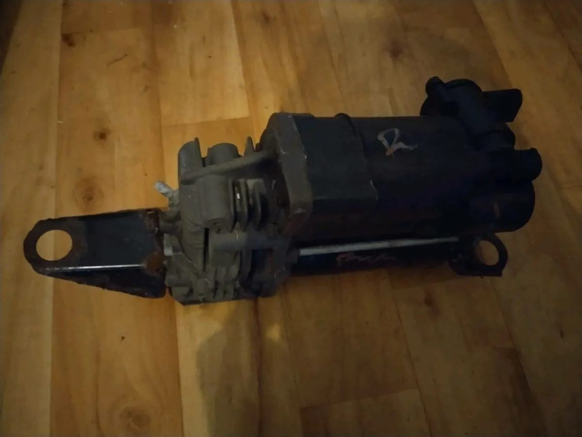 BMW 5 Series Estate E61 Suspension Air Compressor - Image 1