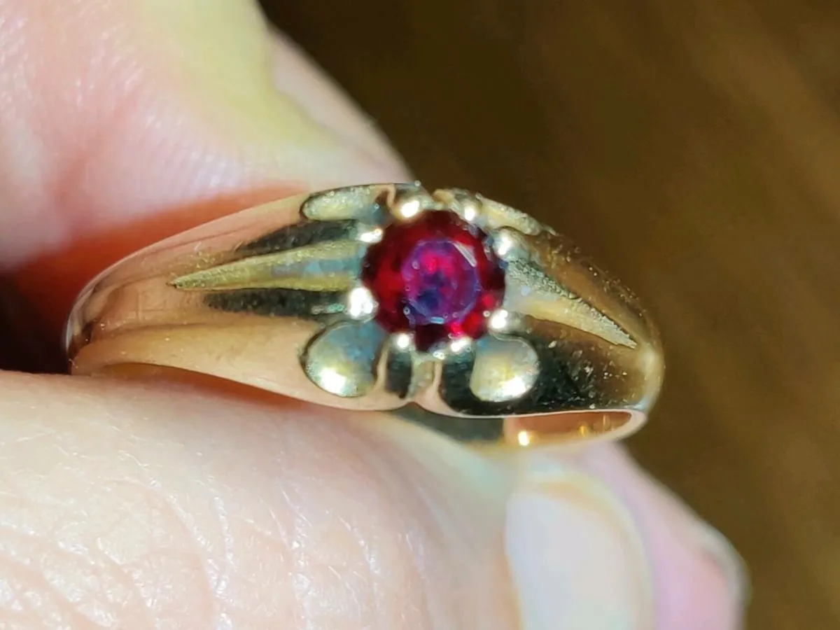 CHUNKY RED GARNET, 9CT Thick Gold Vintage Ring ! - Image 1