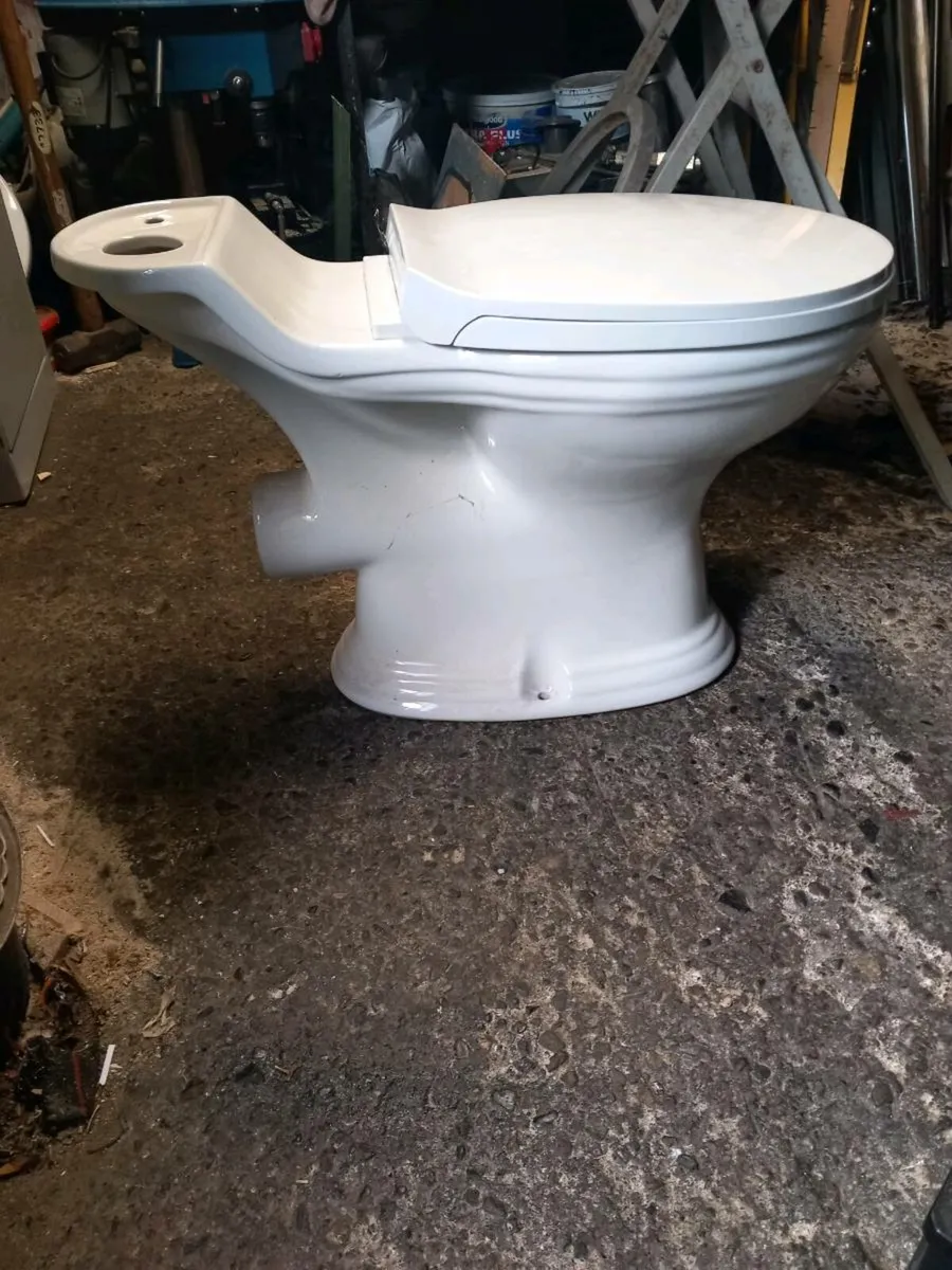 Toilet bowl & soft close seat - Image 1