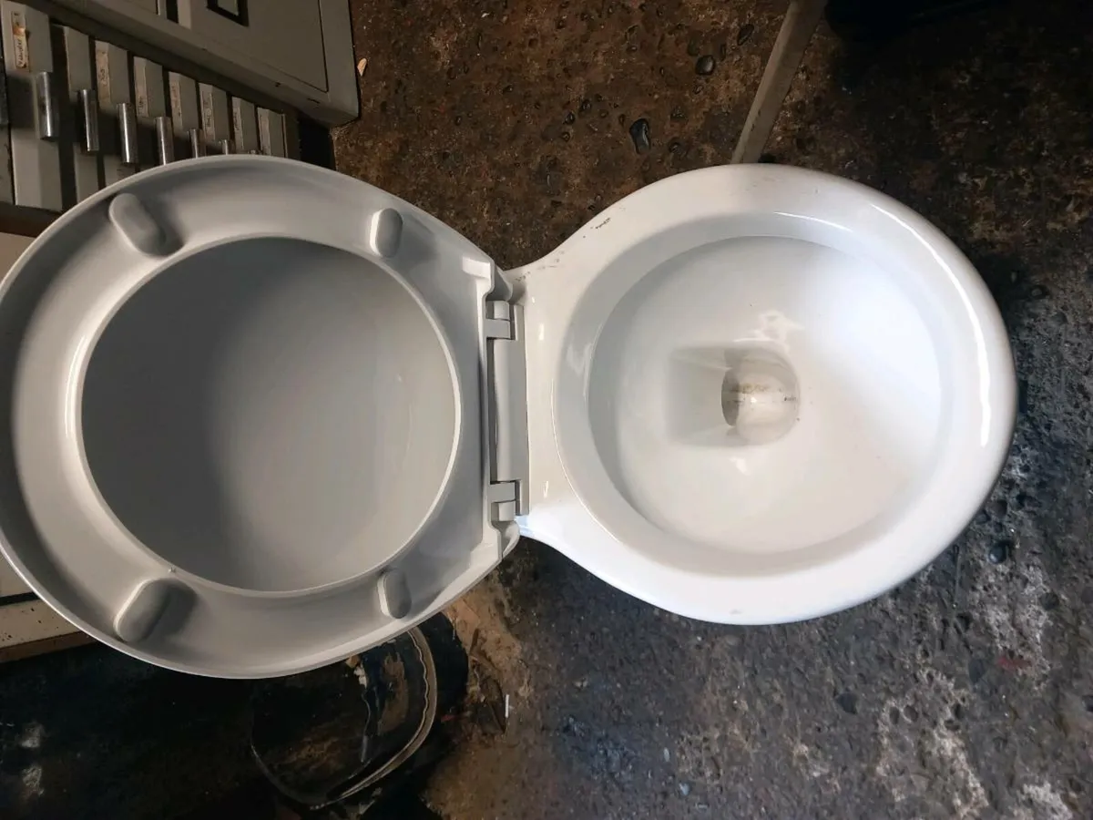 Toilet bowl & soft close seat - Image 4