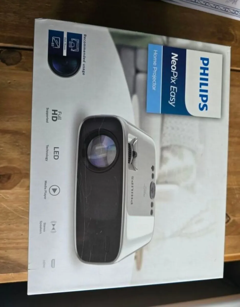 Projector and screen - Image 1