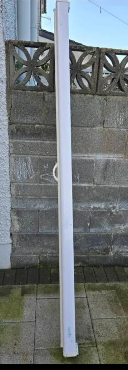 Projector and screen - Image 2