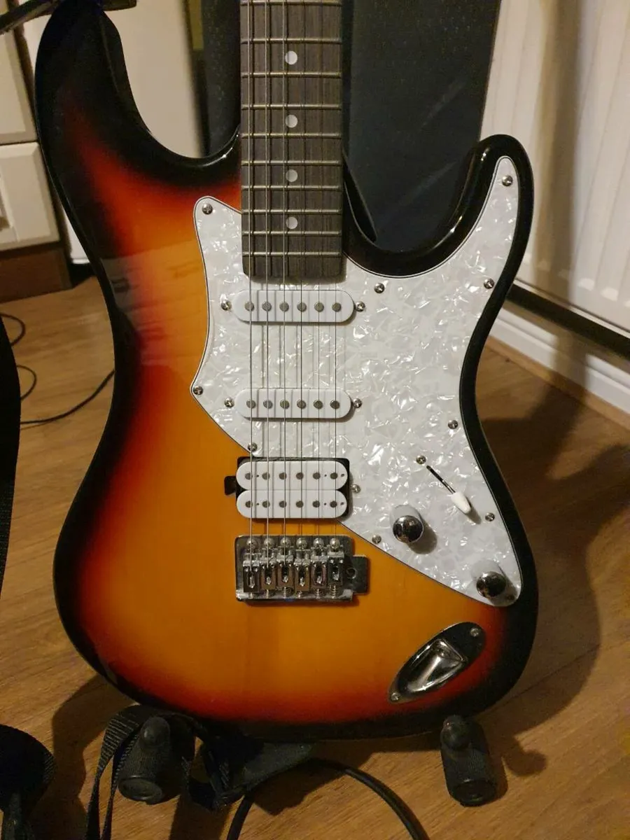 Guitar and amp - Image 3