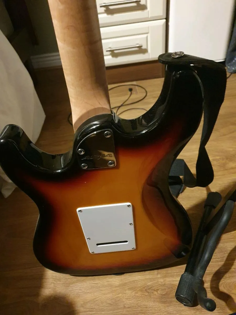 Guitar and amp - Image 4