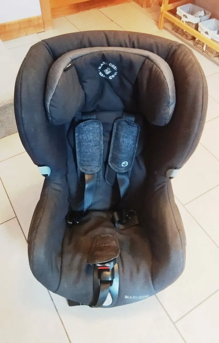 Two Maxi cosy swivel car seats - Image 1