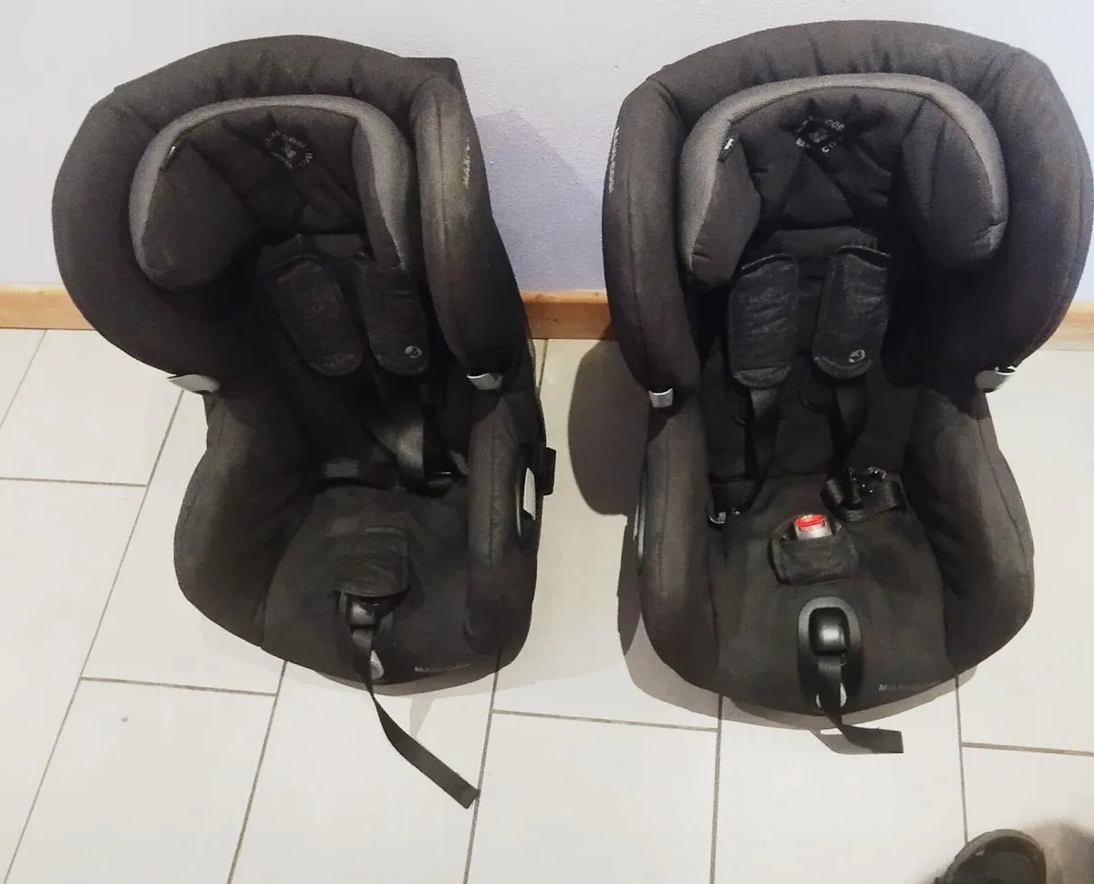 Two Maxi cosy swivel car seats - Image 2