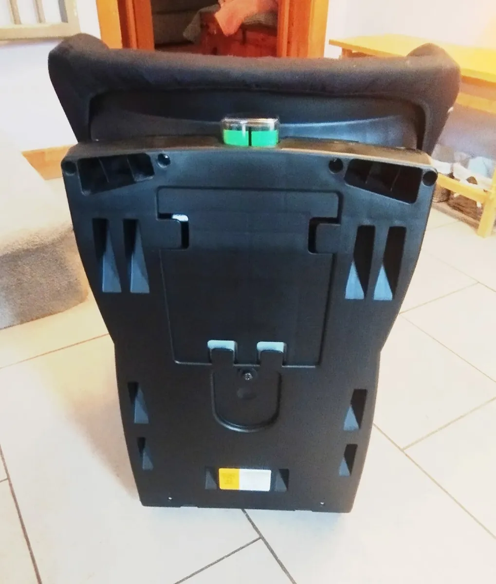 Two Maxi cosy swivel car seats - Image 3