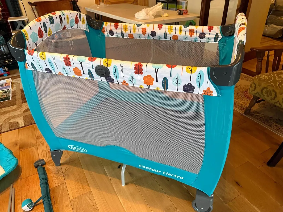 Children's travel cot - Image 1
