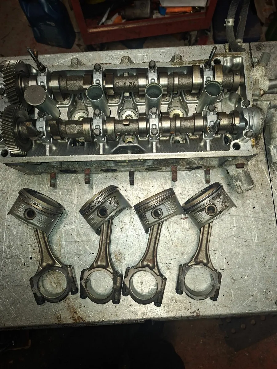 Cylinder head and pistons
