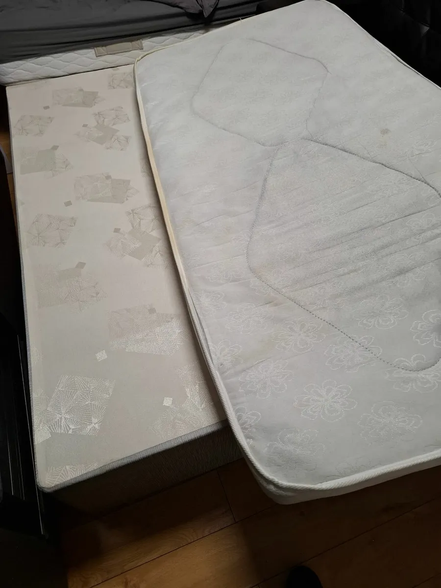 Single bed - Image 1