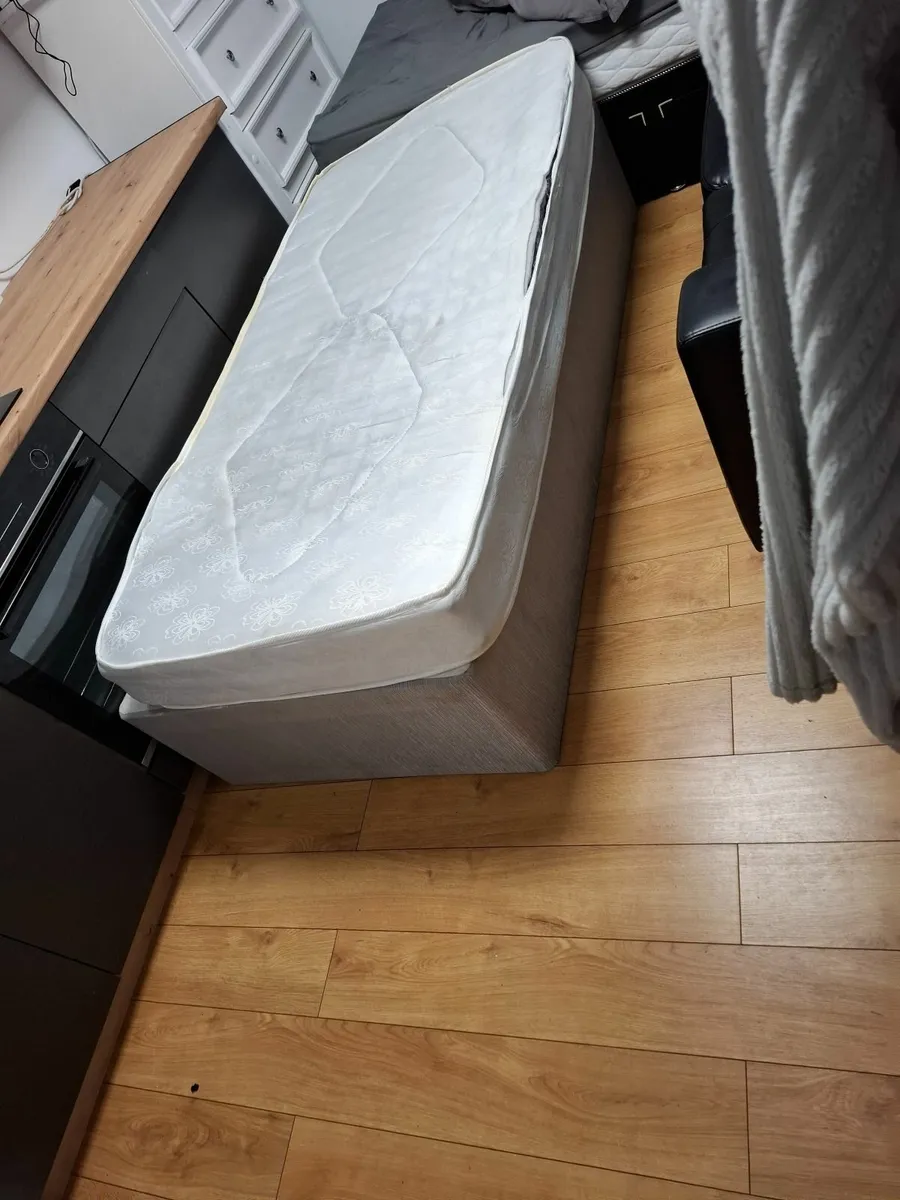 Single bed - Image 2