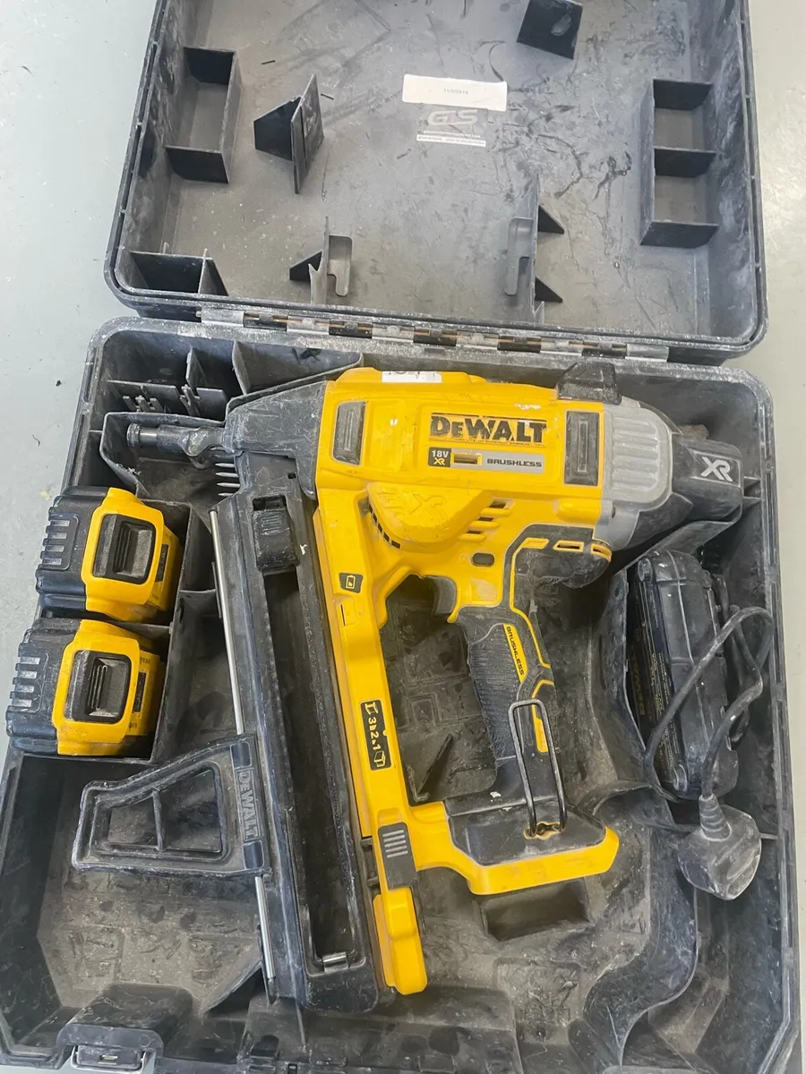 Dewalt DCN 890 nail gun - Image 1