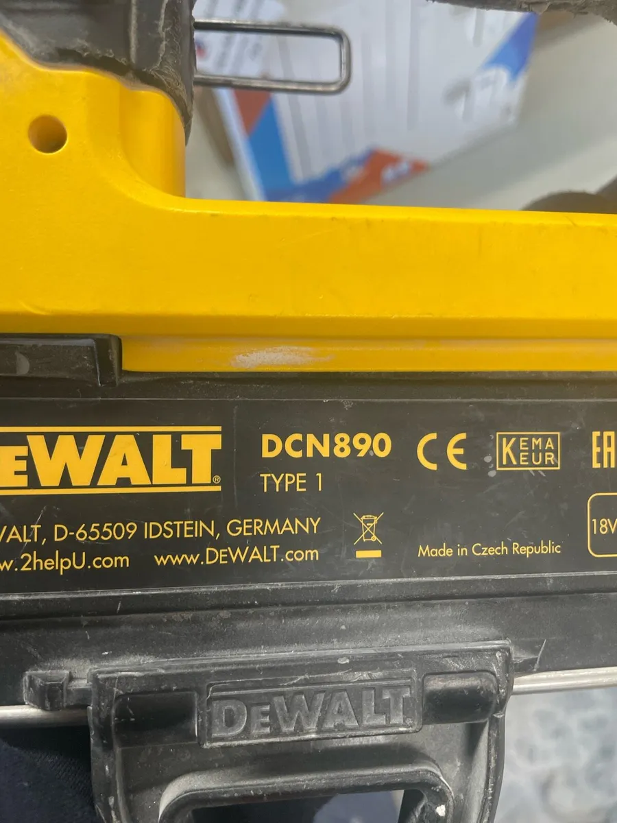 Dewalt DCN 890 nail gun - Image 2