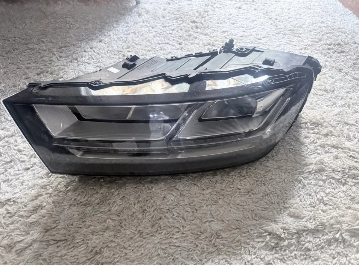 Audi Q7 HEADLIGHT - Image 1