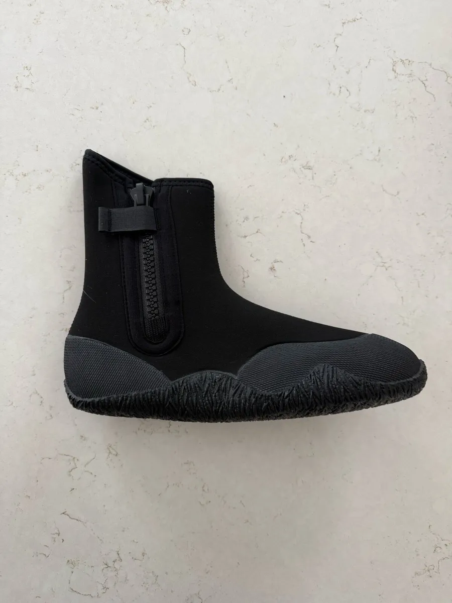 Size 9/43 wetsuit boots with zip - Image 1