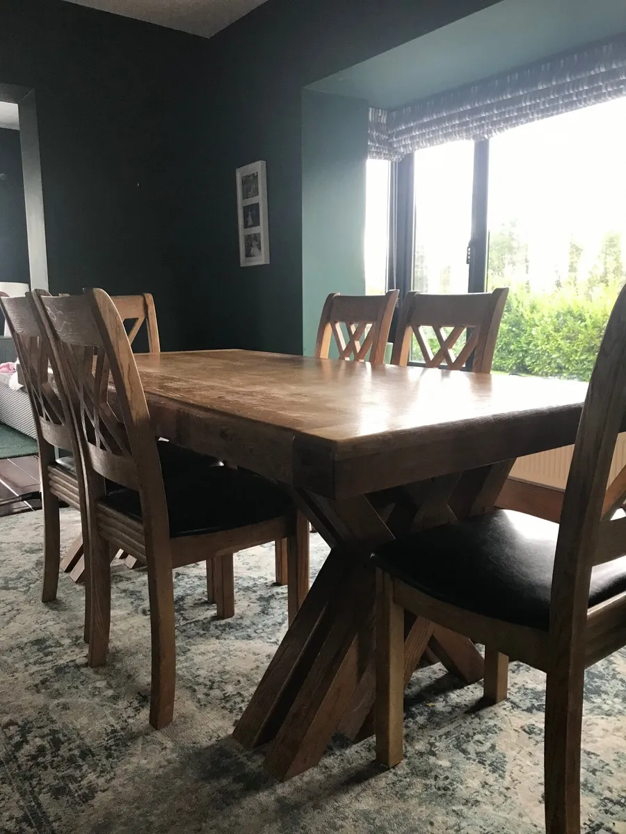 Table and chairs - Image 1