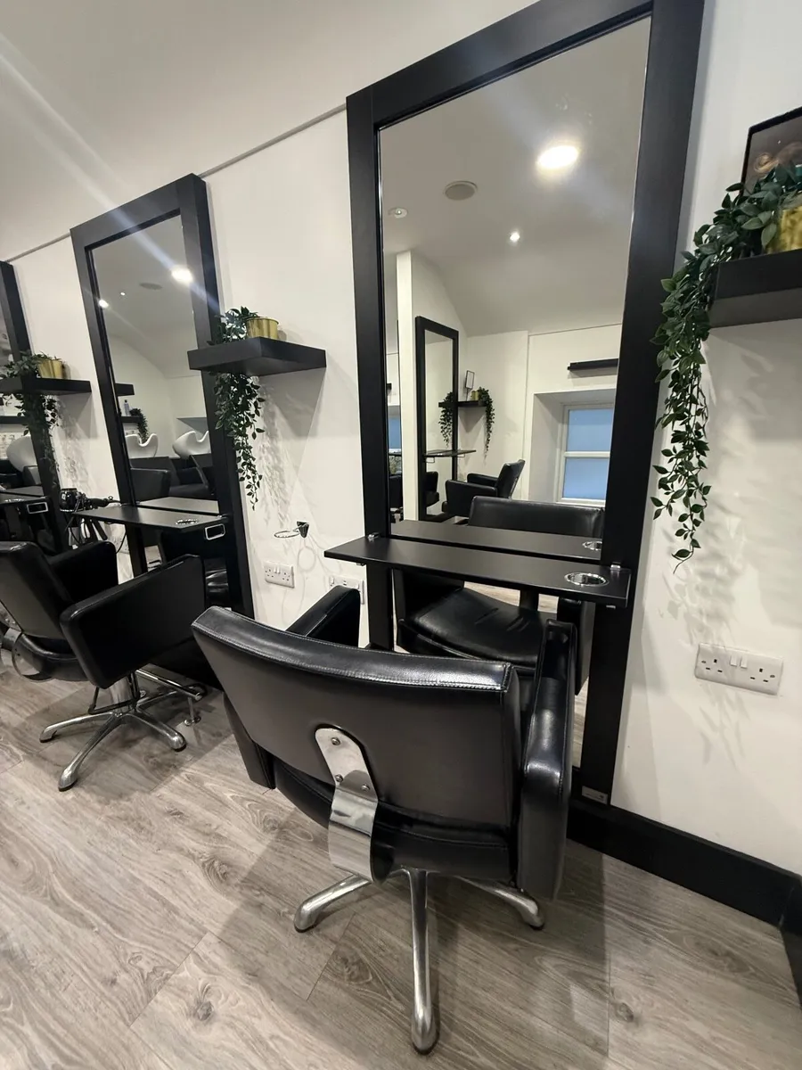 Hairdressing units and chairs - Image 2