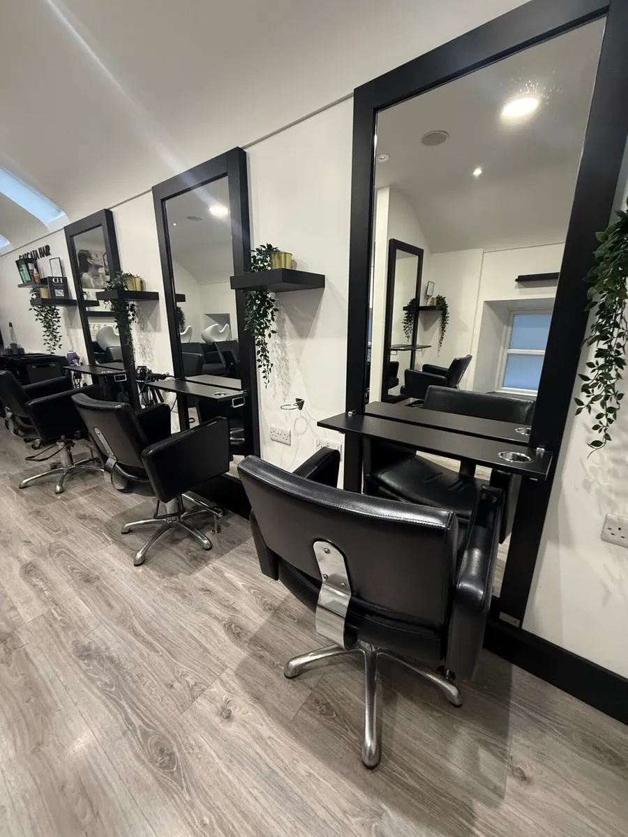 Hairdressing units and chairs - Image 3