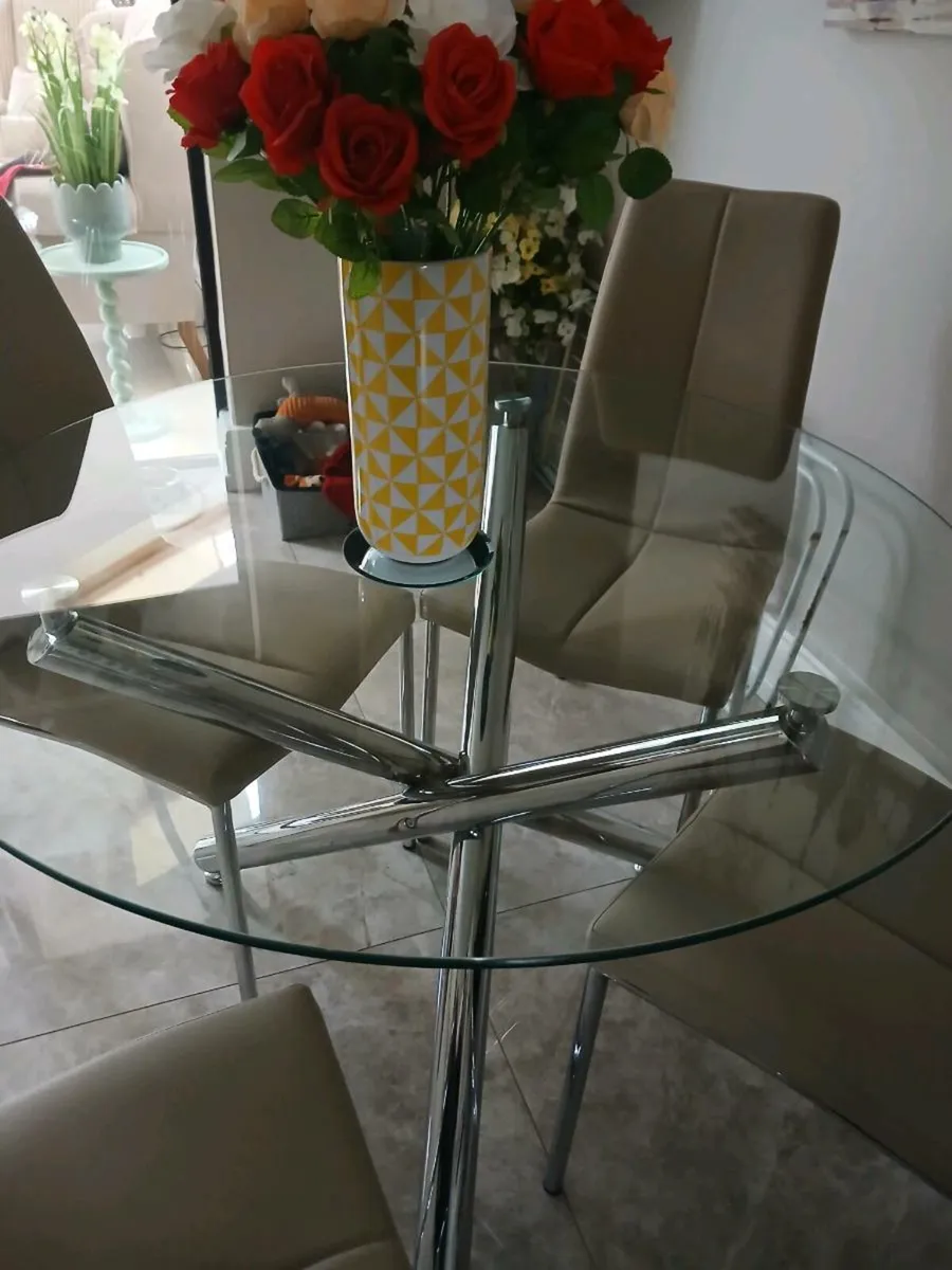Round glass kitchen table - Image 1