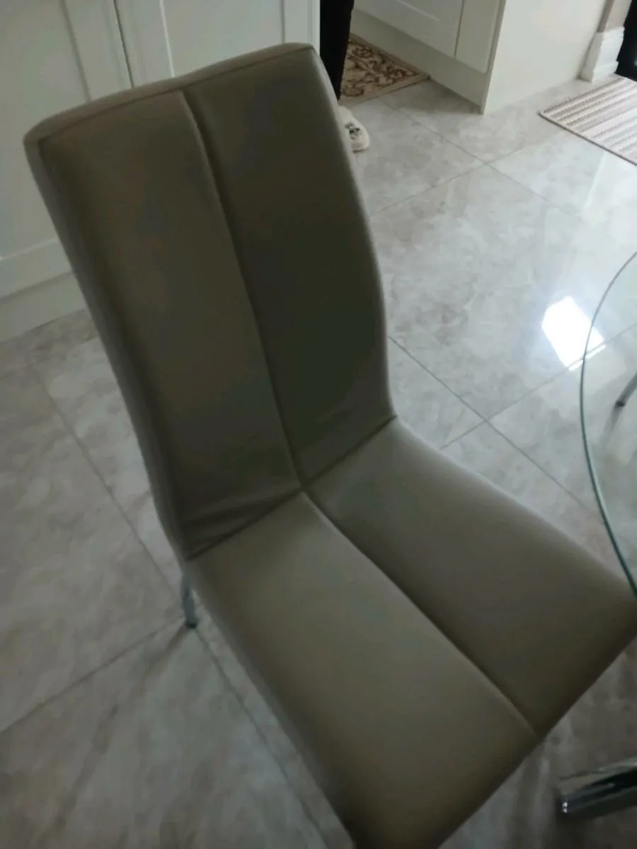 Round glass kitchen table - Image 2