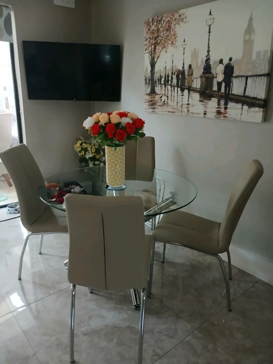 Round glass kitchen table - Image 4