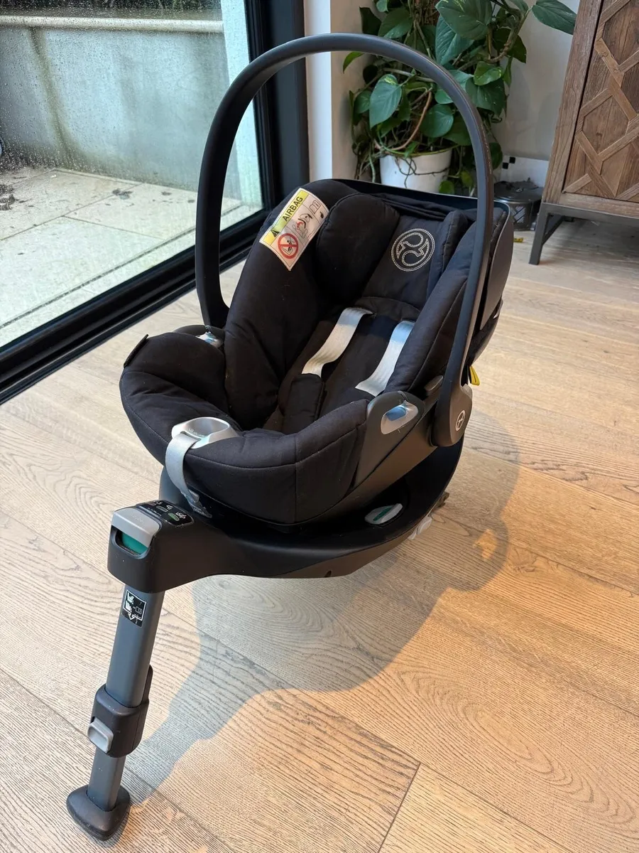 Cybex swivel Car seat and base - Image 1
