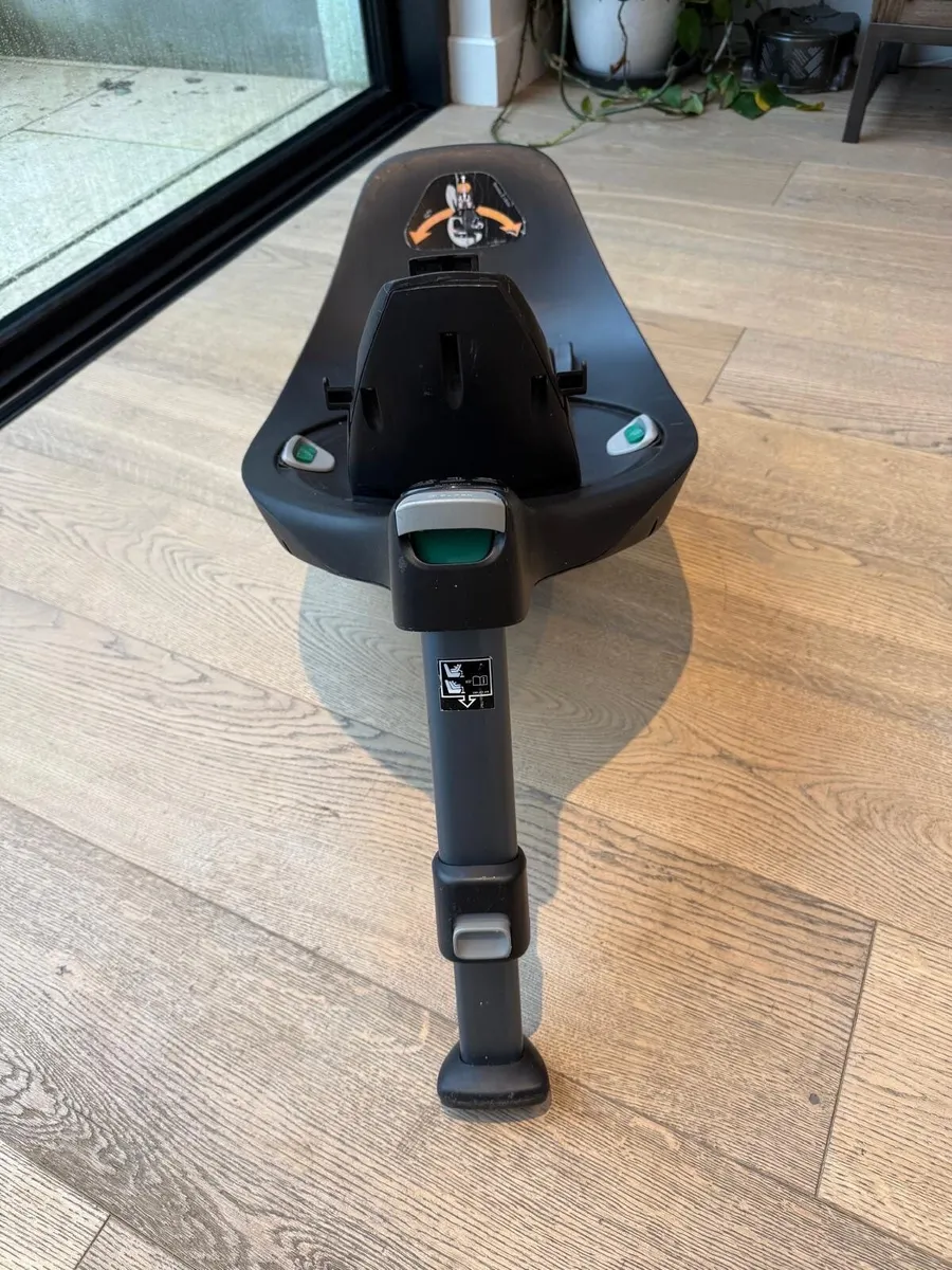 Cybex swivel Car seat and base - Image 3