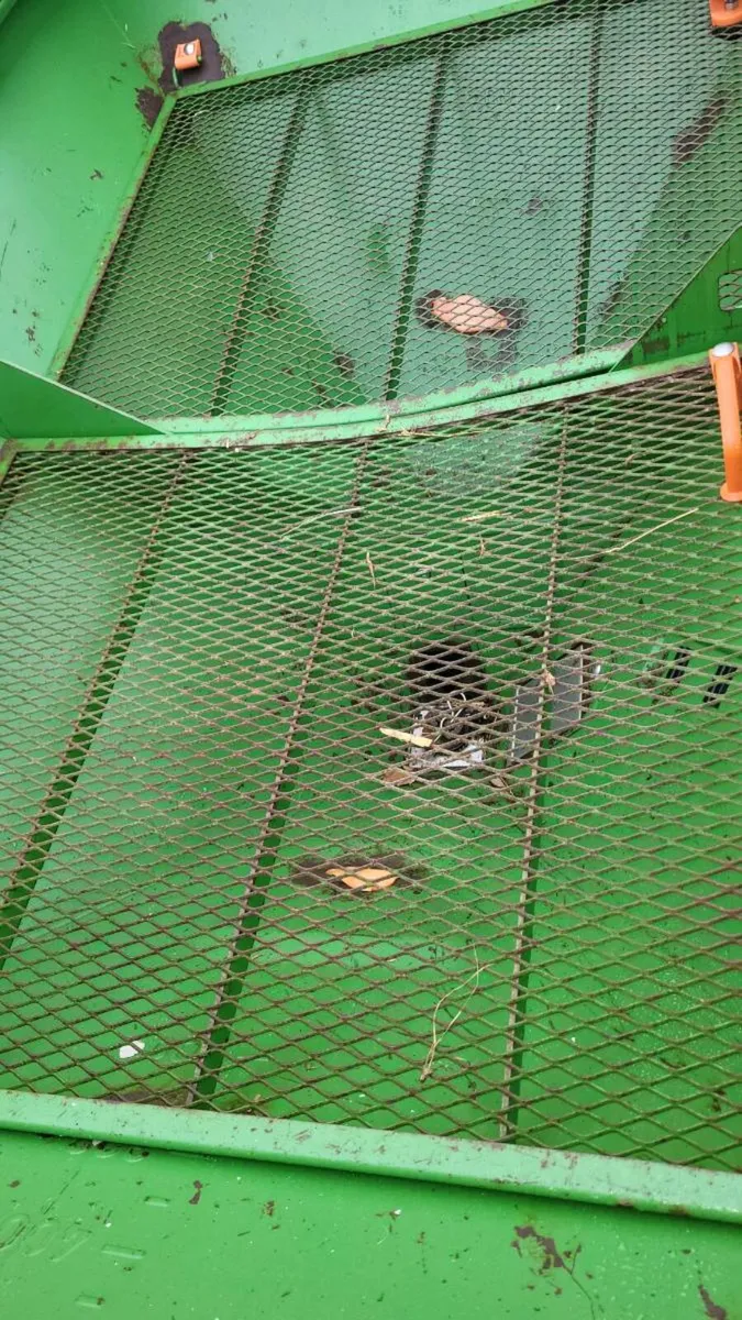 Fertiliser spreader - Image 1