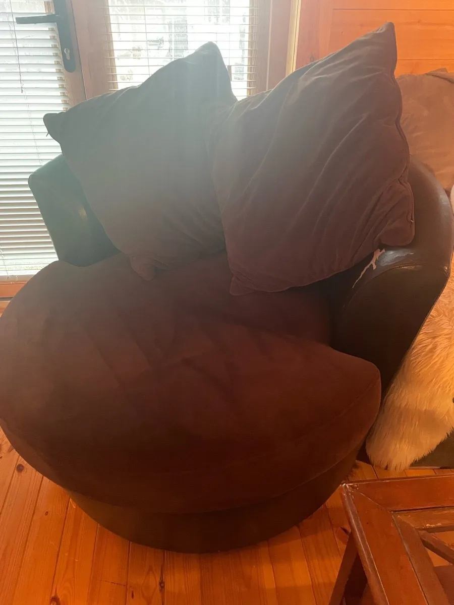 Swivel Circle Couch - Image 1