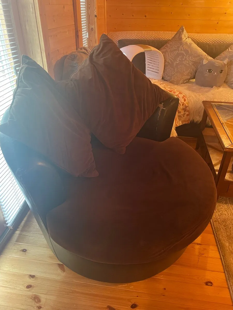 Swivel Circle Couch - Image 4