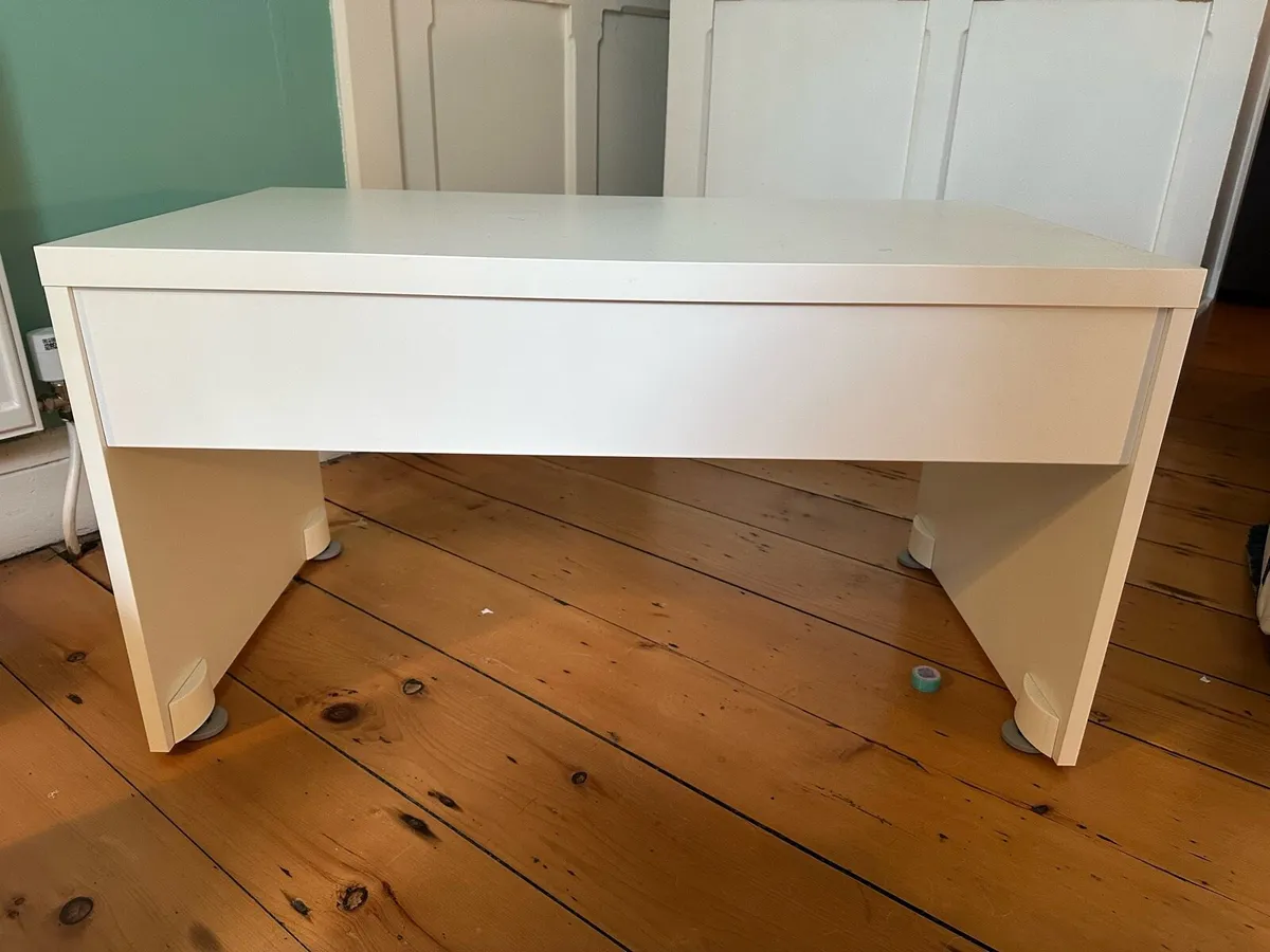 Childs desk - Image 1