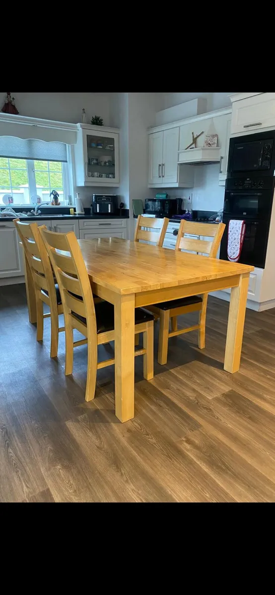 Table and chairs - Image 1