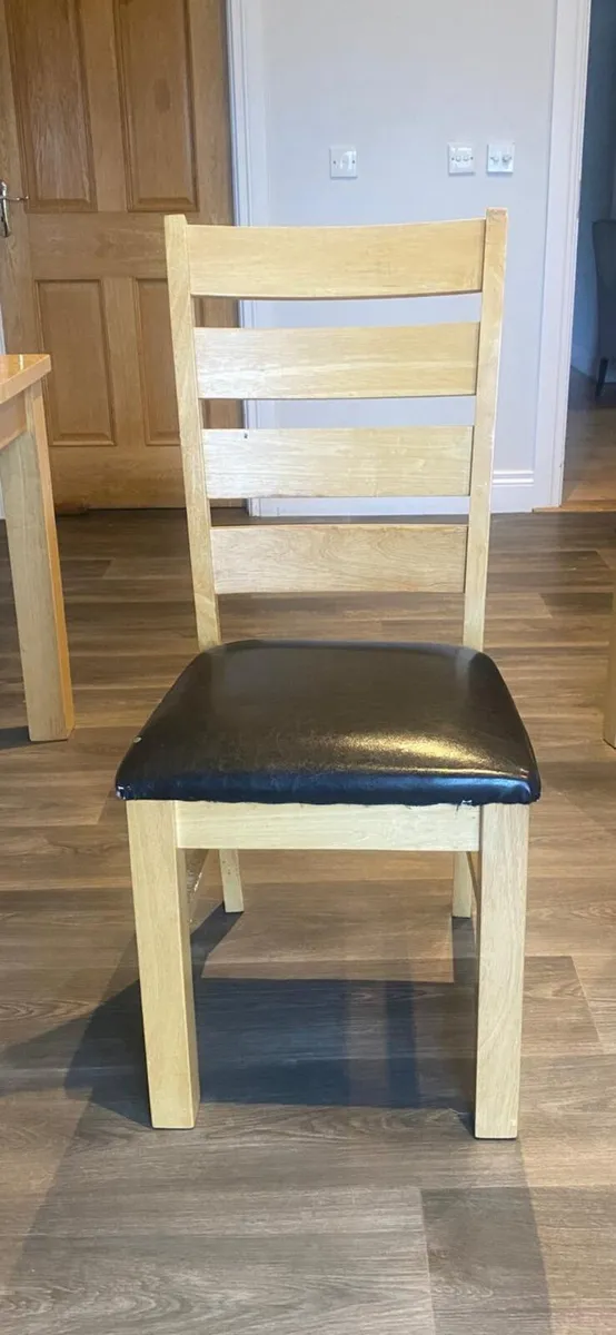 Table and chairs - Image 3