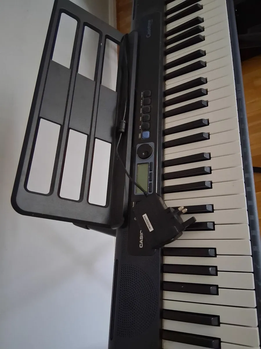 Piano keyboard and stand - Image 2
