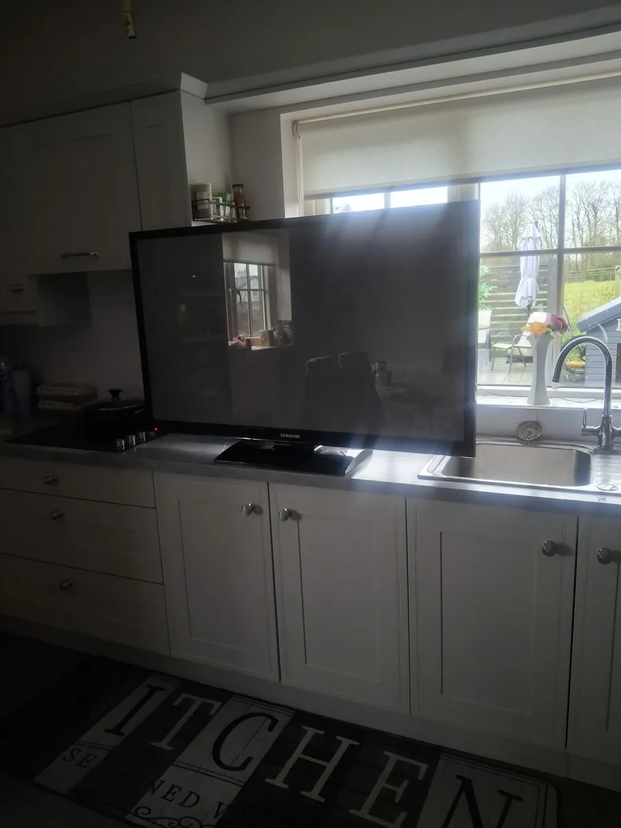 50 inch Samsung tv not smart - Image 1