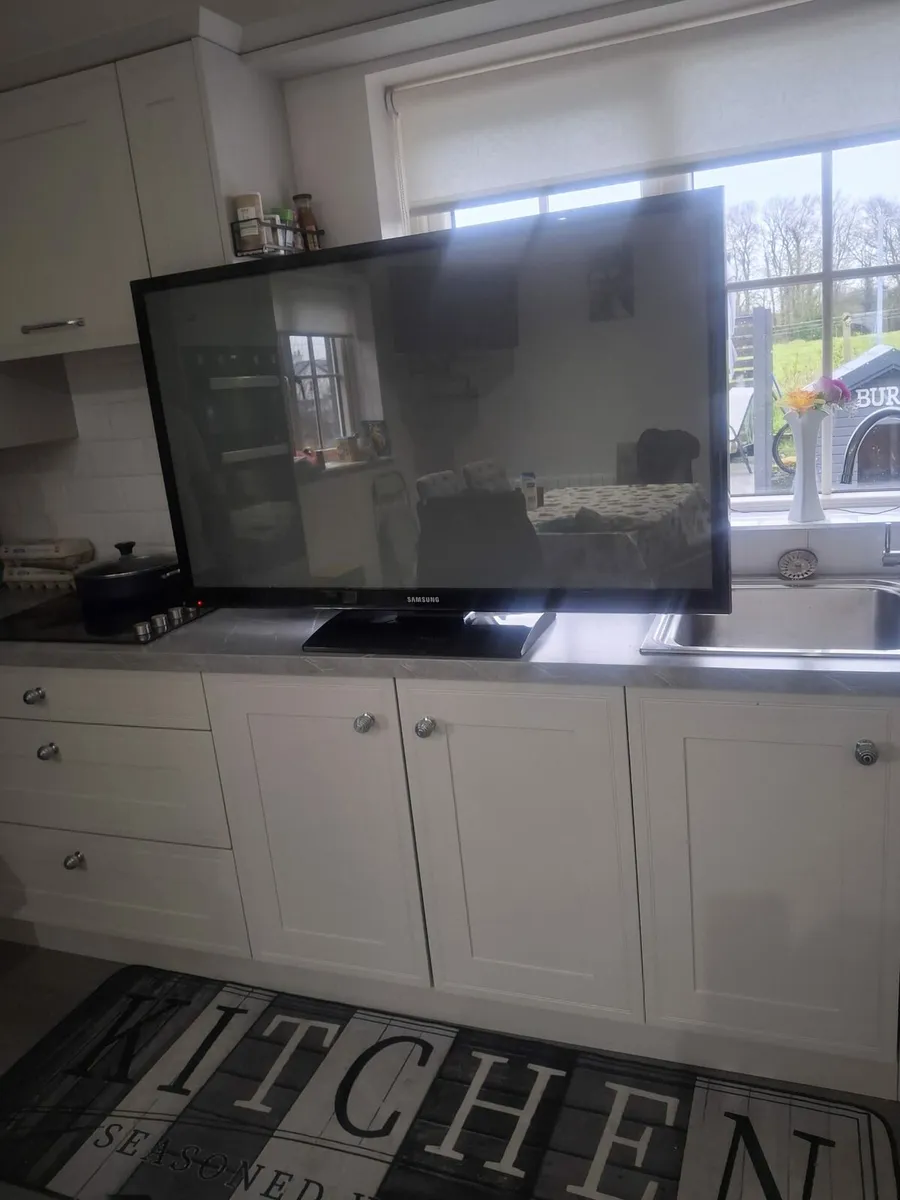 50 inch Samsung tv not smart - Image 2