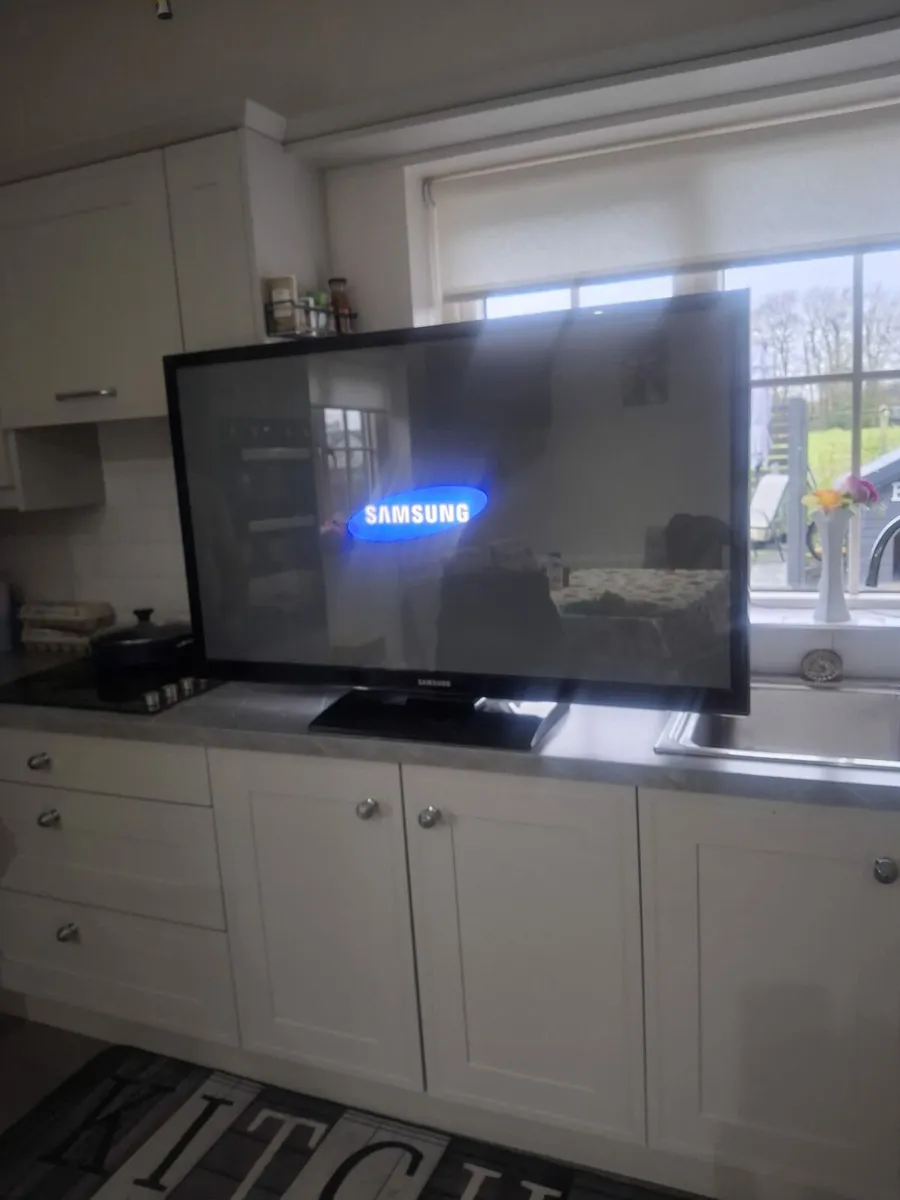 50 inch Samsung tv not smart - Image 3