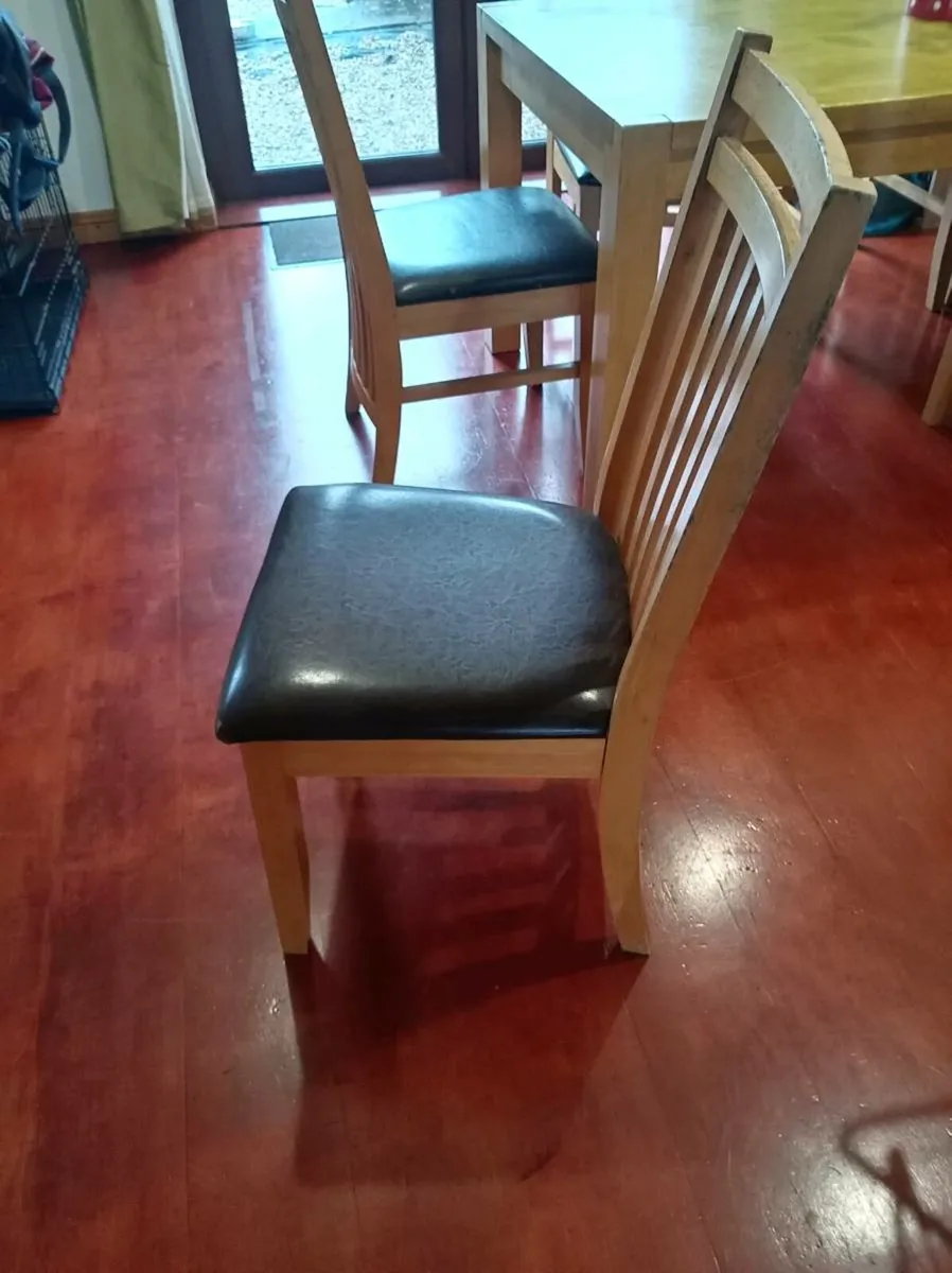 Dining table and 6 chairs - Image 3