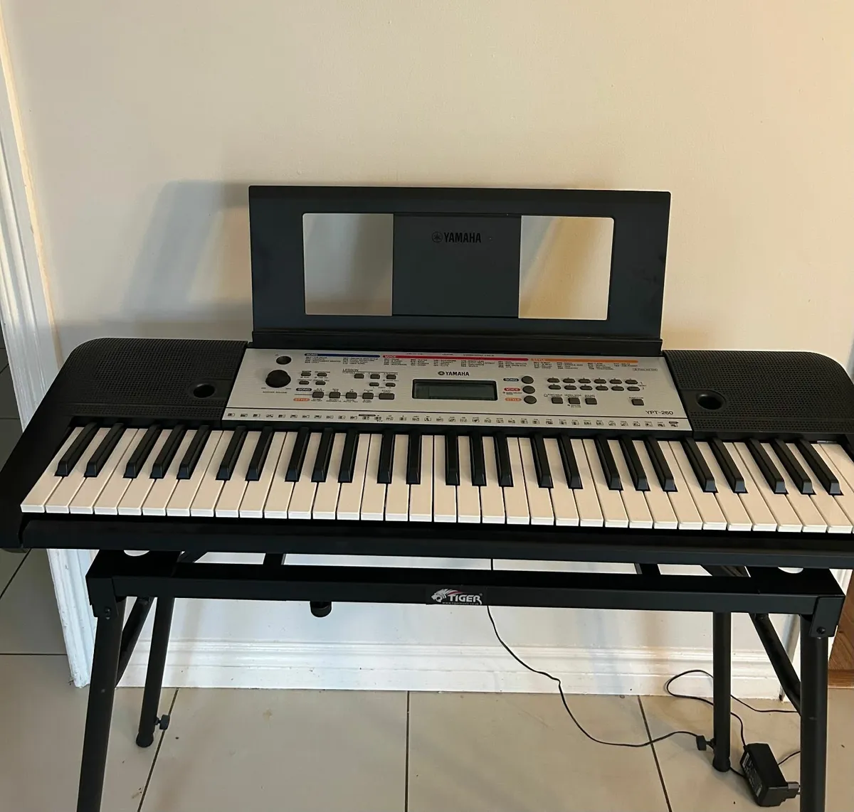 Yamaha YPT260  Portable Keyboard  plus Stand