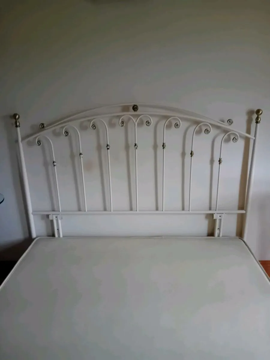 Vintage Bed and Bedside tables - Image 3