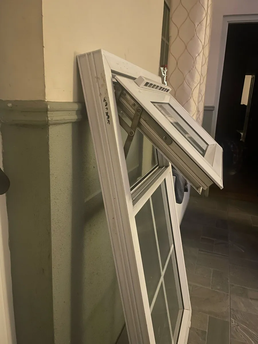 Bathroom window - Image 2