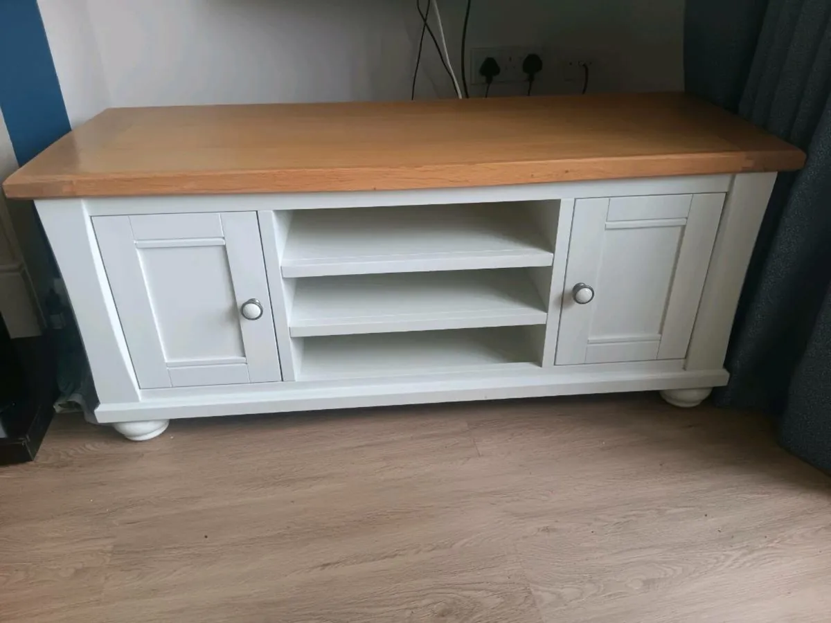 Oak TV stand - Image 1
