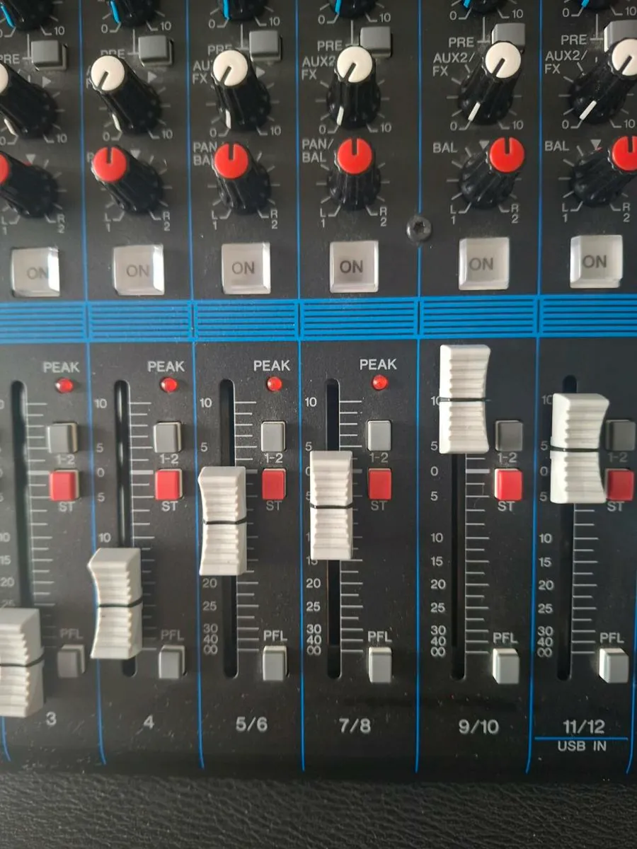 Yamaha 12 Channel Home Studio Mixer w/effects - Image 4