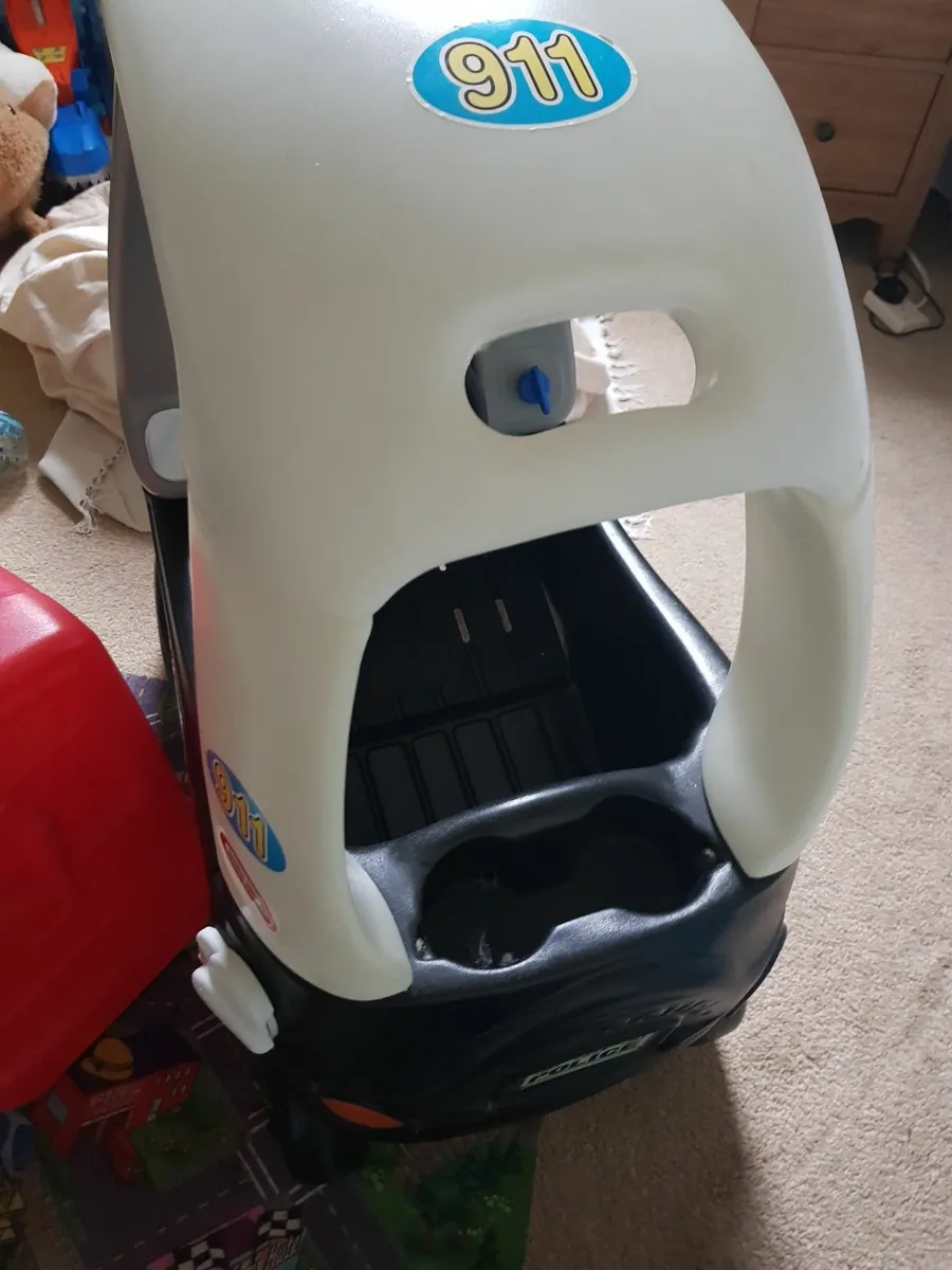 Cosy coupe ride in car and petrol pump Little Tike - Image 3