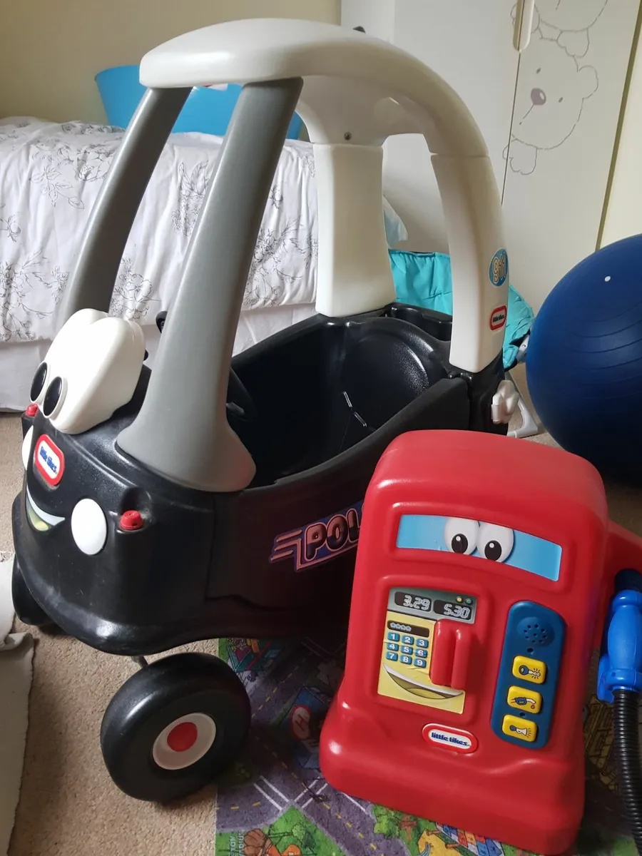 Cosy coupe ride in car and petrol pump Little Tike - Image 1