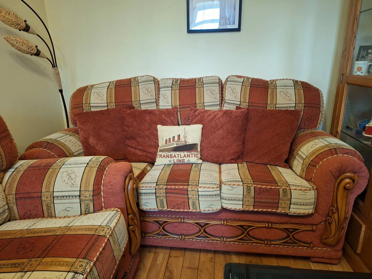 Traditional 3-piece suite in excellent condition - Image 1