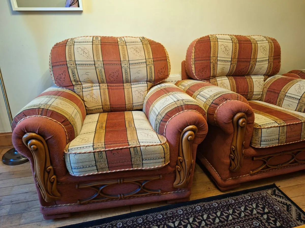 Traditional 3-piece suite in excellent condition - Image 2