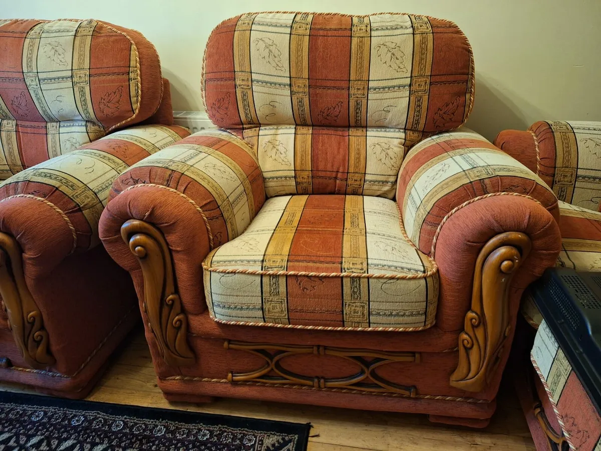 Traditional 3-piece suite in excellent condition - Image 3